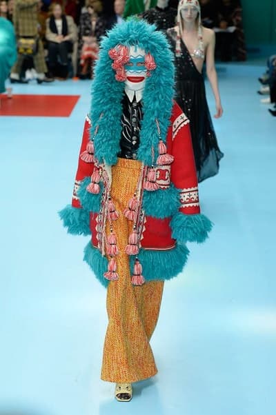 アレッサンドロ・ミケーレの新たな可能性を感じさせた Gucci 2018年秋冬コレクション リアルな生首マネキンやすやすや眠るドラゴンが登場した摩訶不思議なランウェイをチェック 時限爆弾風 カウントダウンタイマー インビテーション 招待状 Gucci グッチ サイボーグ クリエイティブ・ディレクター Alessandro Michele アレッサンドロ・ミケーレ 動物モチーフ シンボリック 少女漫画 オーセンティックスタイル マネキン 眠るドラゴン カメレオン マスキュリン チャイナドレス アオザイ ベルベッ スパンコール ラメ ウィメンズ HYPEBEAST ハイプビースト