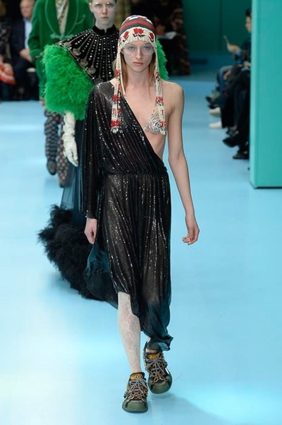 アレッサンドロ・ミケーレの新たな可能性を感じさせた Gucci 2018年秋冬コレクション リアルな生首マネキンやすやすや眠るドラゴンが登場した摩訶不思議なランウェイをチェック 時限爆弾風 カウントダウンタイマー インビテーション 招待状 Gucci グッチ サイボーグ クリエイティブ・ディレクター Alessandro Michele アレッサンドロ・ミケーレ 動物モチーフ シンボリック 少女漫画 オーセンティックスタイル マネキン 眠るドラゴン カメレオン マスキュリン チャイナドレス アオザイ ベルベッ スパンコール ラメ ウィメンズ HYPEBEAST ハイプビースト