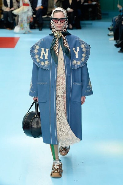 アレッサンドロ・ミケーレの新たな可能性を感じさせた Gucci 2018年秋冬コレクション リアルな生首マネキンやすやすや眠るドラゴンが登場した摩訶不思議なランウェイをチェック 時限爆弾風 カウントダウンタイマー インビテーション 招待状 Gucci グッチ サイボーグ クリエイティブ・ディレクター Alessandro Michele アレッサンドロ・ミケーレ 動物モチーフ シンボリック 少女漫画 オーセンティックスタイル マネキン 眠るドラゴン カメレオン マスキュリン チャイナドレス アオザイ ベルベッ スパンコール ラメ ウィメンズ HYPEBEAST ハイプビースト