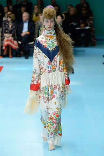 アレッサンドロ・ミケーレの新たな可能性を感じさせた Gucci 2018年秋冬コレクション リアルな生首マネキンやすやすや眠るドラゴンが登場した摩訶不思議なランウェイをチェック 時限爆弾風 カウントダウンタイマー インビテーション 招待状 Gucci グッチ サイボーグ クリエイティブ・ディレクター Alessandro Michele アレッサンドロ・ミケーレ 動物モチーフ シンボリック 少女漫画 オーセンティックスタイル マネキン 眠るドラゴン カメレオン マスキュリン チャイナドレス アオザイ ベルベッ スパンコール ラメ ウィメンズ HYPEBEAST ハイプビースト