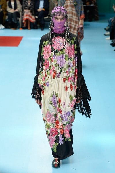 アレッサンドロ・ミケーレの新たな可能性を感じさせた Gucci 2018年秋冬コレクション リアルな生首マネキンやすやすや眠るドラゴンが登場した摩訶不思議なランウェイをチェック 時限爆弾風 カウントダウンタイマー インビテーション 招待状 Gucci グッチ サイボーグ クリエイティブ・ディレクター Alessandro Michele アレッサンドロ・ミケーレ 動物モチーフ シンボリック 少女漫画 オーセンティックスタイル マネキン 眠るドラゴン カメレオン マスキュリン チャイナドレス アオザイ ベルベッ スパンコール ラメ ウィメンズ HYPEBEAST ハイプビースト