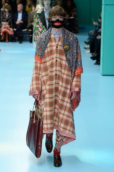 アレッサンドロ・ミケーレの新たな可能性を感じさせた Gucci 2018年秋冬コレクション リアルな生首マネキンやすやすや眠るドラゴンが登場した摩訶不思議なランウェイをチェック 時限爆弾風 カウントダウンタイマー インビテーション 招待状 Gucci グッチ サイボーグ クリエイティブ・ディレクター Alessandro Michele アレッサンドロ・ミケーレ 動物モチーフ シンボリック 少女漫画 オーセンティックスタイル マネキン 眠るドラゴン カメレオン マスキュリン チャイナドレス アオザイ ベルベッ スパンコール ラメ ウィメンズ HYPEBEAST ハイプビースト