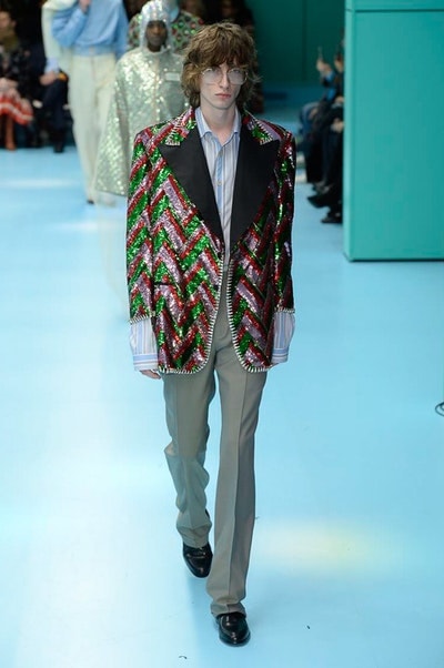 アレッサンドロ・ミケーレの新たな可能性を感じさせた Gucci 2018年秋冬コレクション リアルな生首マネキンやすやすや眠るドラゴンが登場した摩訶不思議なランウェイをチェック 時限爆弾風 カウントダウンタイマー インビテーション 招待状 Gucci グッチ サイボーグ クリエイティブ・ディレクター Alessandro Michele アレッサンドロ・ミケーレ 動物モチーフ シンボリック 少女漫画 オーセンティックスタイル マネキン 眠るドラゴン カメレオン マスキュリン チャイナドレス アオザイ ベルベッ スパンコール ラメ ウィメンズ HYPEBEAST ハイプビースト