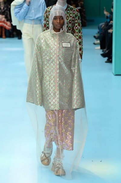 アレッサンドロ・ミケーレの新たな可能性を感じさせた Gucci 2018年秋冬コレクション リアルな生首マネキンやすやすや眠るドラゴンが登場した摩訶不思議なランウェイをチェック 時限爆弾風 カウントダウンタイマー インビテーション 招待状 Gucci グッチ サイボーグ クリエイティブ・ディレクター Alessandro Michele アレッサンドロ・ミケーレ 動物モチーフ シンボリック 少女漫画 オーセンティックスタイル マネキン 眠るドラゴン カメレオン マスキュリン チャイナドレス アオザイ ベルベッ スパンコール ラメ ウィメンズ HYPEBEAST ハイプビースト