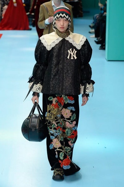 アレッサンドロ・ミケーレの新たな可能性を感じさせた Gucci 2018年秋冬コレクション リアルな生首マネキンやすやすや眠るドラゴンが登場した摩訶不思議なランウェイをチェック 時限爆弾風 カウントダウンタイマー インビテーション 招待状 Gucci グッチ サイボーグ クリエイティブ・ディレクター Alessandro Michele アレッサンドロ・ミケーレ 動物モチーフ シンボリック 少女漫画 オーセンティックスタイル マネキン 眠るドラゴン カメレオン マスキュリン チャイナドレス アオザイ ベルベッ スパンコール ラメ ウィメンズ HYPEBEAST ハイプビースト