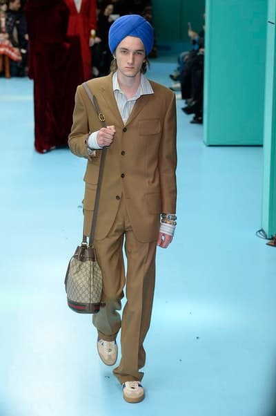 アレッサンドロ・ミケーレの新たな可能性を感じさせた Gucci 2018年秋冬コレクション リアルな生首マネキンやすやすや眠るドラゴンが登場した摩訶不思議なランウェイをチェック 時限爆弾風 カウントダウンタイマー インビテーション 招待状 Gucci グッチ サイボーグ クリエイティブ・ディレクター Alessandro Michele アレッサンドロ・ミケーレ 動物モチーフ シンボリック 少女漫画 オーセンティックスタイル マネキン 眠るドラゴン カメレオン マスキュリン チャイナドレス アオザイ ベルベッ スパンコール ラメ ウィメンズ HYPEBEAST ハイプビースト