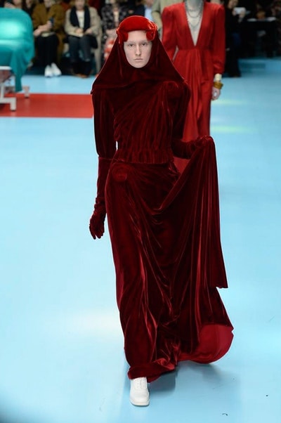 アレッサンドロ・ミケーレの新たな可能性を感じさせた Gucci 2018年秋冬コレクション リアルな生首マネキンやすやすや眠るドラゴンが登場した摩訶不思議なランウェイをチェック 時限爆弾風 カウントダウンタイマー インビテーション 招待状 Gucci グッチ サイボーグ クリエイティブ・ディレクター Alessandro Michele アレッサンドロ・ミケーレ 動物モチーフ シンボリック 少女漫画 オーセンティックスタイル マネキン 眠るドラゴン カメレオン マスキュリン チャイナドレス アオザイ ベルベッ スパンコール ラメ ウィメンズ HYPEBEAST ハイプビースト