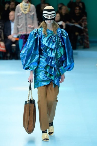 アレッサンドロ・ミケーレの新たな可能性を感じさせた Gucci 2018年秋冬コレクション リアルな生首マネキンやすやすや眠るドラゴンが登場した摩訶不思議なランウェイをチェック 時限爆弾風 カウントダウンタイマー インビテーション 招待状 Gucci グッチ サイボーグ クリエイティブ・ディレクター Alessandro Michele アレッサンドロ・ミケーレ 動物モチーフ シンボリック 少女漫画 オーセンティックスタイル マネキン 眠るドラゴン カメレオン マスキュリン チャイナドレス アオザイ ベルベッ スパンコール ラメ ウィメンズ HYPEBEAST ハイプビースト