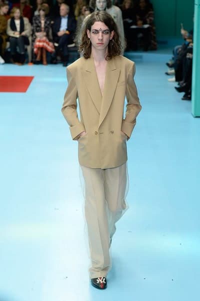 アレッサンドロ・ミケーレの新たな可能性を感じさせた Gucci 2018年秋冬コレクション リアルな生首マネキンやすやすや眠るドラゴンが登場した摩訶不思議なランウェイをチェック 時限爆弾風 カウントダウンタイマー インビテーション 招待状 Gucci グッチ サイボーグ クリエイティブ・ディレクター Alessandro Michele アレッサンドロ・ミケーレ 動物モチーフ シンボリック 少女漫画 オーセンティックスタイル マネキン 眠るドラゴン カメレオン マスキュリン チャイナドレス アオザイ ベルベッ スパンコール ラメ ウィメンズ HYPEBEAST ハイプビースト