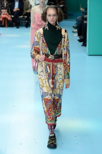 アレッサンドロ・ミケーレの新たな可能性を感じさせた Gucci 2018年秋冬コレクション リアルな生首マネキンやすやすや眠るドラゴンが登場した摩訶不思議なランウェイをチェック 時限爆弾風 カウントダウンタイマー インビテーション 招待状 Gucci グッチ サイボーグ クリエイティブ・ディレクター Alessandro Michele アレッサンドロ・ミケーレ 動物モチーフ シンボリック 少女漫画 オーセンティックスタイル マネキン 眠るドラゴン カメレオン マスキュリン チャイナドレス アオザイ ベルベッ スパンコール ラメ ウィメンズ HYPEBEAST ハイプビースト