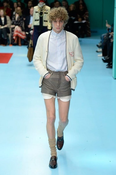 アレッサンドロ・ミケーレの新たな可能性を感じさせた Gucci 2018年秋冬コレクション リアルな生首マネキンやすやすや眠るドラゴンが登場した摩訶不思議なランウェイをチェック 時限爆弾風 カウントダウンタイマー インビテーション 招待状 Gucci グッチ サイボーグ クリエイティブ・ディレクター Alessandro Michele アレッサンドロ・ミケーレ 動物モチーフ シンボリック 少女漫画 オーセンティックスタイル マネキン 眠るドラゴン カメレオン マスキュリン チャイナドレス アオザイ ベルベッ スパンコール ラメ ウィメンズ HYPEBEAST ハイプビースト