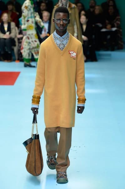 アレッサンドロ・ミケーレの新たな可能性を感じさせた Gucci 2018年秋冬コレクション リアルな生首マネキンやすやすや眠るドラゴンが登場した摩訶不思議なランウェイをチェック 時限爆弾風 カウントダウンタイマー インビテーション 招待状 Gucci グッチ サイボーグ クリエイティブ・ディレクター Alessandro Michele アレッサンドロ・ミケーレ 動物モチーフ シンボリック 少女漫画 オーセンティックスタイル マネキン 眠るドラゴン カメレオン マスキュリン チャイナドレス アオザイ ベルベッ スパンコール ラメ ウィメンズ HYPEBEAST ハイプビースト