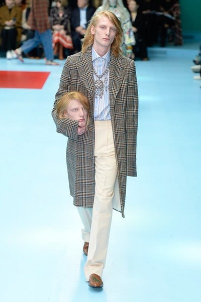 アレッサンドロ・ミケーレの新たな可能性を感じさせた Gucci 2018年秋冬コレクション リアルな生首マネキンやすやすや眠るドラゴンが登場した摩訶不思議なランウェイをチェック 時限爆弾風 カウントダウンタイマー インビテーション 招待状 Gucci グッチ サイボーグ クリエイティブ・ディレクター Alessandro Michele アレッサンドロ・ミケーレ 動物モチーフ シンボリック 少女漫画 オーセンティックスタイル マネキン 眠るドラゴン カメレオン マスキュリン チャイナドレス アオザイ ベルベッ スパンコール ラメ ウィメンズ HYPEBEAST ハイプビースト