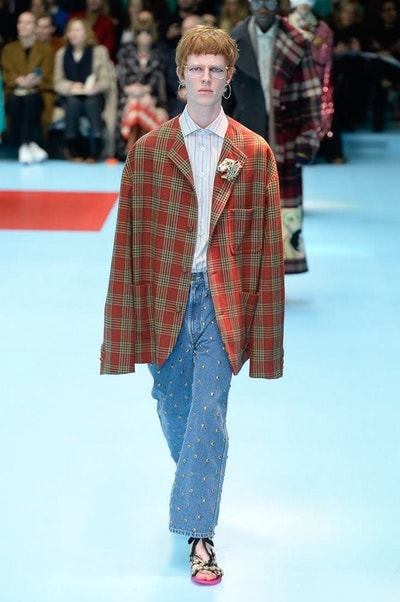 アレッサンドロ・ミケーレの新たな可能性を感じさせた Gucci 2018年秋冬コレクション リアルな生首マネキンやすやすや眠るドラゴンが登場した摩訶不思議なランウェイをチェック 時限爆弾風 カウントダウンタイマー インビテーション 招待状 Gucci グッチ サイボーグ クリエイティブ・ディレクター Alessandro Michele アレッサンドロ・ミケーレ 動物モチーフ シンボリック 少女漫画 オーセンティックスタイル マネキン 眠るドラゴン カメレオン マスキュリン チャイナドレス アオザイ ベルベッ スパンコール ラメ ウィメンズ HYPEBEAST ハイプビースト