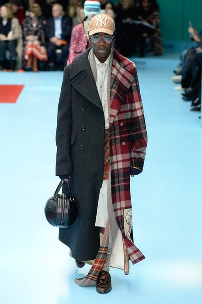 アレッサンドロ・ミケーレの新たな可能性を感じさせた Gucci 2018年秋冬コレクション リアルな生首マネキンやすやすや眠るドラゴンが登場した摩訶不思議なランウェイをチェック 時限爆弾風 カウントダウンタイマー インビテーション 招待状 Gucci グッチ サイボーグ クリエイティブ・ディレクター Alessandro Michele アレッサンドロ・ミケーレ 動物モチーフ シンボリック 少女漫画 オーセンティックスタイル マネキン 眠るドラゴン カメレオン マスキュリン チャイナドレス アオザイ ベルベッ スパンコール ラメ ウィメンズ HYPEBEAST ハイプビースト