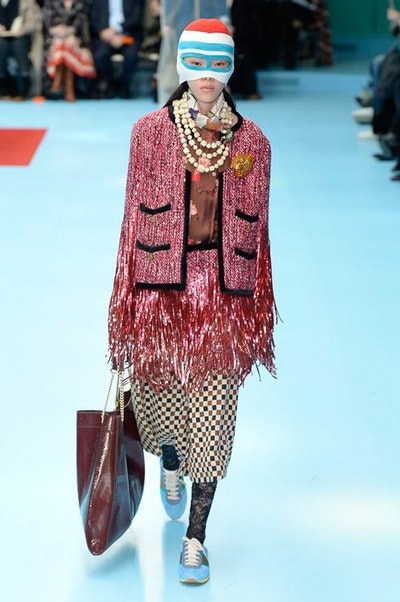アレッサンドロ・ミケーレの新たな可能性を感じさせた Gucci 2018年秋冬コレクション リアルな生首マネキンやすやすや眠るドラゴンが登場した摩訶不思議なランウェイをチェック 時限爆弾風 カウントダウンタイマー インビテーション 招待状 Gucci グッチ サイボーグ クリエイティブ・ディレクター Alessandro Michele アレッサンドロ・ミケーレ 動物モチーフ シンボリック 少女漫画 オーセンティックスタイル マネキン 眠るドラゴン カメレオン マスキュリン チャイナドレス アオザイ ベルベッ スパンコール ラメ ウィメンズ HYPEBEAST ハイプビースト