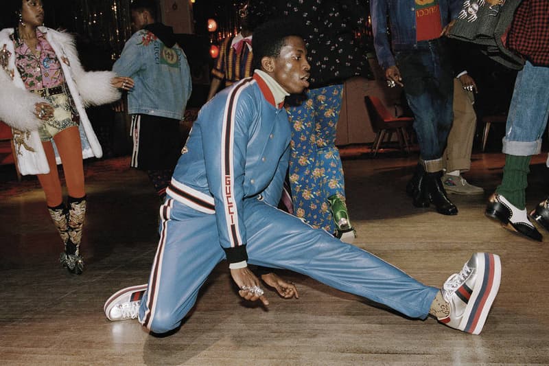 Gucci が第4四半期決算で前年比45%の売上増を記録 〈Saint Laurent〉や〈Balenciaga〉を擁する「Kering」社が絶好調 『Business of Fashion』の現在最も人気なファッションブランドランキングで数あるブランド中から全体2位に選出された〈Gucci（グッチ）〉だが、それは数字が証明。イタリアの老舗メゾンは前年同期と比較して、45%の売上増を記録したのだ。  「Kering（ケニング）」社の好調の理由は、〈Gucci〉、〈Saint Laurent（サン ローラン）〉、〈Balenciaga（バレンシアガ）〉などが35歳以下の若者層から支持されているから。同社の最高財務責任者 Jean-Marc Duplaix （ジャン＝マルク・デュプレ）は「私たちにはより世界的なビジョンを持った新世代のデザイナーがいます」と、ストリートにも話題を振りまく現戦力に賛辞を送っている。  この機会に、バッグス・バニーや白雪姫を取り入れ〈Gucci〉の2018年春夏コレクションや、50〜60年代の対抗文化や学生運動に着想を得た最新キャンペーンもあわせてチェックしておこう。