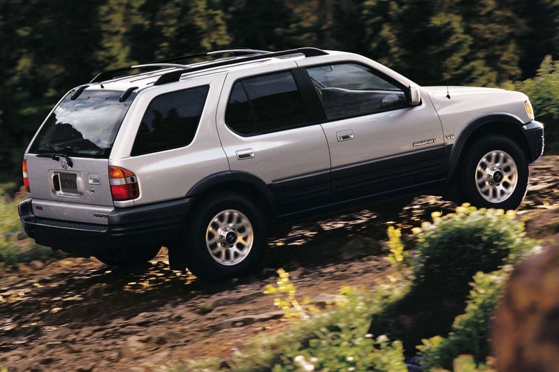北米で根強い人気を誇った Honda の中型SUV“パスポート”が17年ぶりに復活？ 1993年から2002年まで生産され、その憎めないフォルムが一層好感度を高める往年の1台が現世に蘇る  「Honda（本田技研工業）」が過去に展開していたSUV、パスポートは北米向けの展開であったため、日本の車好きにはあまり馴染みのないモデルかもしれない。だが、「ISUZU（いすゞ）」のロデオのOEM車はルーフレールを搭載し、積雪の多い地域でアクティブな生活を送る一部の日本車愛好家たちからは根強い人気があった。  その憎めないフォルムが一層好感度を高めるパスポートが復活するに近づいているようだ。自動車専門誌曰く、「Honda」は日本国外で展開する中型SUV、パイロットのショートホイールベースバージョンとしてパスポートを再登場させるとのこと。パイロットは3列シート仕様のため、「Honda」は2列シートの新型の必要性を感じており、さらに2016年末に同社が“パスポート”の商標登録を獲得していることから、プロジェクトはその時期から水面下で進行していたと推測されている。  市場への登場は、2019年が有力。2002年から実に17年ぶりの復活となれば、愛車として乗り回してたドライバーたちは興奮すること間違いなしだろう。現状日本国内での展開に関する情報はないものの、是非「Honda」には検討してもらいたいものである。  『HYPEBEAST』がお届けするその他の自動車関連ニュースは、こちらから。 HYPEBEAST ハイプビースト
