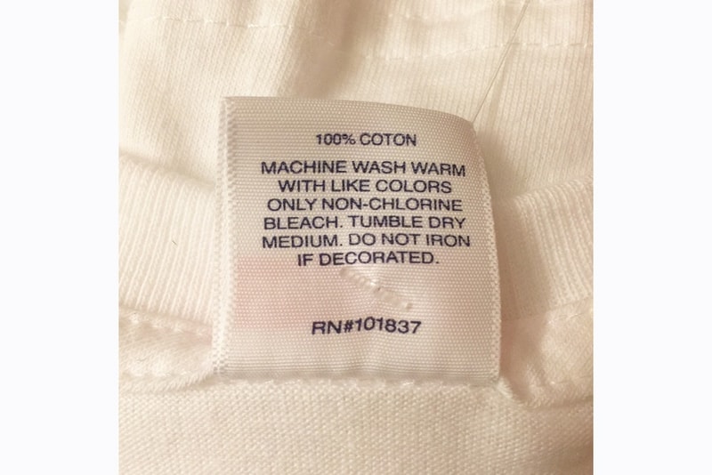 Supreme 2018年春夏コレクションのTシャツタグに誤字があることが判明 小さなミスも見逃さない〈Supreme〉マニアの投稿にヘッズたちが反応 韓国 2018年平昌冬季オリンピック 旧正月 Supreme シュプリーム 2018年春夏コレクション ＠saltyegg Tシャツ デザインタグ 100％COTON 100%コトン 3名のアーティストの正体 HYPEBEAST ハイプビースト