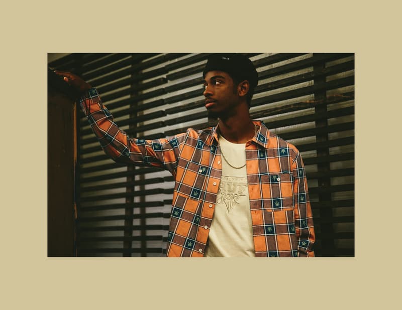 21世紀直前のミレニアム期をヒントにサブカルチャーのスピリットを継承した HUF の2018年春コレクション 10代が抱く幻想や懐旧の情をモータースポーツやカートゥーンなどのエレクトリックで躍動的なグラフィックで表現した必見の新シーズン 現代スケートレーベルの雄〈HUF（ハフ）〉が、2018年スプリングコレクションのルックブックを公開した。今季は21世紀直前のミレニアム期からインスピレーションを受け、“ELECTRIC DREAM”の名のもと当時のアメリカの社会文化や娯楽にスポットを当て、10代が抱く幻想や懐旧の情を表現。各アパレルにはヴィンテージミュージックの衝撃的な残像や、モータースポーツカルチャー、スペース・レーシング、カートゥーンなどといったエレクトリックで躍動的なグラフィックが、刺繍、グリタープリント、リフレクタープリントといったテクニカルな手法で落とし込まれている。また、フットウェアラインでは、定番化してきたアイコニックなスタイルにシーズンに合った素材や色、そしてテクノロジーを駆使しリフレッシュしたコレクションを展開。中でも、ピンクのピッグヌバックを使ったDYLAN SLIP ONは見逃し厳禁な一足だろう。  〈HUF〉の革新的なヴィジョンを通し、サブカルチャーのスピリットを継承した最新コレクションの世界観を是非、上のフォトギャラリーから体感してみてはいかがだろうか。また、『UNITED ARROWS & SONS』や〈NEXUSVII.（ネクサスセブン）〉、道玄坂エリアにあるレコードバー『JBS』など、日本でも手広くプロジェクトを展開するブランドだけに、Keith Hufnagel（キース・ハフナゲル）の新たな国内展開にも期待したいところだ。 HYPEBEAST ハイプビースト