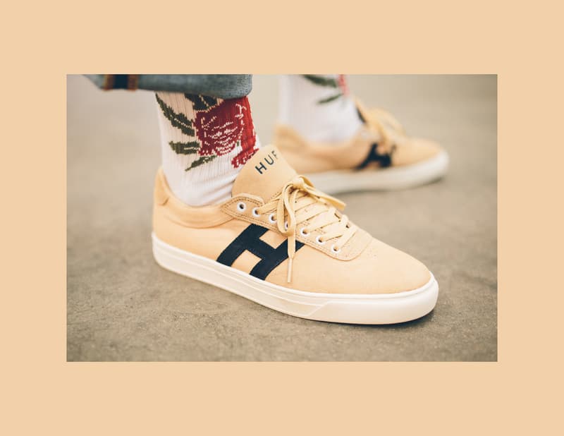 21世紀直前のミレニアム期をヒントにサブカルチャーのスピリットを継承した HUF の2018年春コレクション 10代が抱く幻想や懐旧の情をモータースポーツやカートゥーンなどのエレクトリックで躍動的なグラフィックで表現した必見の新シーズン 現代スケートレーベルの雄〈HUF（ハフ）〉が、2018年スプリングコレクションのルックブックを公開した。今季は21世紀直前のミレニアム期からインスピレーションを受け、“ELECTRIC DREAM”の名のもと当時のアメリカの社会文化や娯楽にスポットを当て、10代が抱く幻想や懐旧の情を表現。各アパレルにはヴィンテージミュージックの衝撃的な残像や、モータースポーツカルチャー、スペース・レーシング、カートゥーンなどといったエレクトリックで躍動的なグラフィックが、刺繍、グリタープリント、リフレクタープリントといったテクニカルな手法で落とし込まれている。また、フットウェアラインでは、定番化してきたアイコニックなスタイルにシーズンに合った素材や色、そしてテクノロジーを駆使しリフレッシュしたコレクションを展開。中でも、ピンクのピッグヌバックを使ったDYLAN SLIP ONは見逃し厳禁な一足だろう。  〈HUF〉の革新的なヴィジョンを通し、サブカルチャーのスピリットを継承した最新コレクションの世界観を是非、上のフォトギャラリーから体感してみてはいかがだろうか。また、『UNITED ARROWS & SONS』や〈NEXUSVII.（ネクサスセブン）〉、道玄坂エリアにあるレコードバー『JBS』など、日本でも手広くプロジェクトを展開するブランドだけに、Keith Hufnagel（キース・ハフナゲル）の新たな国内展開にも期待したいところだ。 HYPEBEAST ハイプビースト