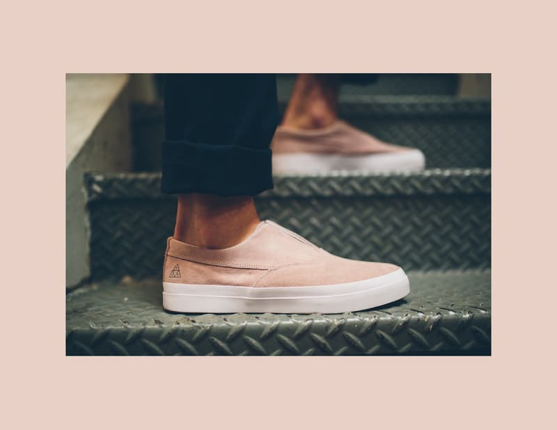 21世紀直前のミレニアム期をヒントにサブカルチャーのスピリットを継承した HUF の2018年春コレクション 10代が抱く幻想や懐旧の情をモータースポーツやカートゥーンなどのエレクトリックで躍動的なグラフィックで表現した必見の新シーズン 現代スケートレーベルの雄〈HUF（ハフ）〉が、2018年スプリングコレクションのルックブックを公開した。今季は21世紀直前のミレニアム期からインスピレーションを受け、“ELECTRIC DREAM”の名のもと当時のアメリカの社会文化や娯楽にスポットを当て、10代が抱く幻想や懐旧の情を表現。各アパレルにはヴィンテージミュージックの衝撃的な残像や、モータースポーツカルチャー、スペース・レーシング、カートゥーンなどといったエレクトリックで躍動的なグラフィックが、刺繍、グリタープリント、リフレクタープリントといったテクニカルな手法で落とし込まれている。また、フットウェアラインでは、定番化してきたアイコニックなスタイルにシーズンに合った素材や色、そしてテクノロジーを駆使しリフレッシュしたコレクションを展開。中でも、ピンクのピッグヌバックを使ったDYLAN SLIP ONは見逃し厳禁な一足だろう。  〈HUF〉の革新的なヴィジョンを通し、サブカルチャーのスピリットを継承した最新コレクションの世界観を是非、上のフォトギャラリーから体感してみてはいかがだろうか。また、『UNITED ARROWS & SONS』や〈NEXUSVII.（ネクサスセブン）〉、道玄坂エリアにあるレコードバー『JBS』など、日本でも手広くプロジェクトを展開するブランドだけに、Keith Hufnagel（キース・ハフナゲル）の新たな国内展開にも期待したいところだ。 HYPEBEAST ハイプビースト