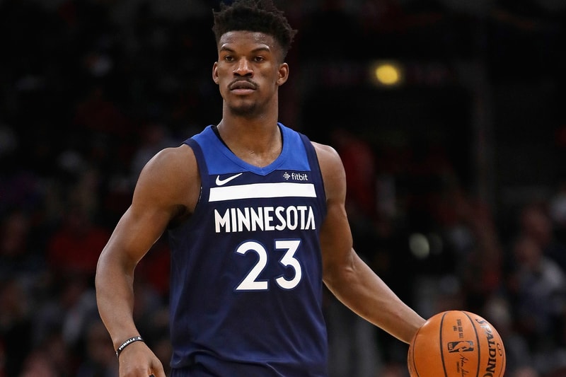 ジミー・バトラーが NBA の試合で履いた相場150万円超のバッシュの正体とは？ 古巣シカゴの凱旋試合で履いたJordanはスニーカーの権威『StockX』にさえ2足しか在庫のないSSS級の激レアモデル 現在、ミネソタ・ティンバーウルブズに所属するJimmy Butler（ジミー・バトラー）は、2月10（土）に古巣シカゴ・ブルズと対戦。帰還を歓迎するファンの暖かい声援に応えるシーンも見られ、同一戦では38得点という活躍を見せるも、チームは惜しくも1点届かず黒星を喫してしまった。  しかし、その試合で一部の目を奪ったのが、Butlerの足元。ブルズへ敬意を表してだろうか、何とウルブズの#23は〈Jordan Brand（ジョーダン ブランド）〉の数あるスニーカーの中でも極めて入手困難とされるAir Jordan 4 Retro x Eminem（エミネム）x〈Carhartt（カーハート）〉を着用してコートに立ったのだ。「Shady Records」の15周年を記念して2015年にリリースされた本作は、〈Carhartt〉のワークウェアに使用される素材でアッパーを構成し、ヒールにはEminemのブランディングを配置。スニーカーの相場を決める『StockX』で取引価格が14,000ドル（約150万円）に設定されていることが、どれだけ希少価値が高いかを証明している。  ちなみに、2018年内にはあのEminem x Air Jordan 4 "Encore"が一般発売で復刻するという噂もあるが……。