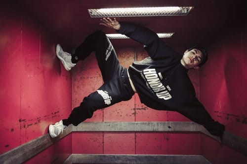 カニエ・ウェストがデザイン監修した米クライム映画『Honor Up』のマーチコレクションが登場