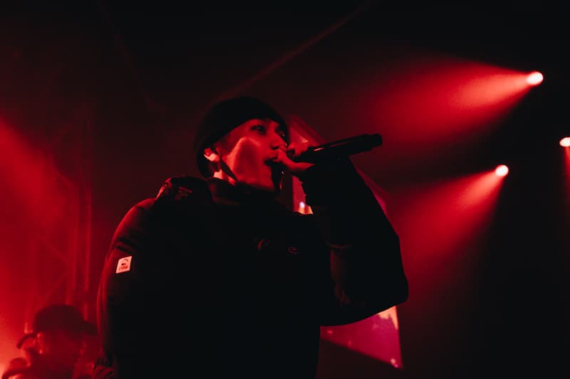 KANDYTOWN、JP THE WAVY、tofubeatsらに加え、予想外のシークレットゲストも登場した超満員の神イベントをプレイバック KEIJU as YOUNG JUJUのソロメジャーローンチライブをフォトレポートとともにお届け 昨年末「ソニー・ミュージックレーベルズ」と契約を締結し、KANDYTOWNより初のソロメジャーデビューが発表されたKEIJU as YOUNG JUJUが1月28日(日)、その門出を祝うローンチパーティー“KEIJU as YOUNG JUJU Presents ”7 Seconds” Supported by PIGALLE”を開催した。舞台となった『SOUND MUSEUM VISION』は、開場直後から移動も困難なほどの超満員に。ライブは“Get Light”や“Few Colors”といったヒットソングからソロを含む全15曲をほぼノンストップで歌い上げたKANDYTOWNで幕を開け、そのバトンは“KEIJU with FRIENDS”セクションへの移行とともに、JJJ(Fla$hBackS)、YZEER & Vingo(BAD HOP)、JP THE WAVY、シークレットゲストとして出演したAwichへと繋がれる。その後、「好きなアーティストと聴きたい曲があるから」というアナウンスでステージに招かれたのは、現役高校生ながら卓越したヴォーカル力で頭角を表した新鋭女性R&Bシンガー、RIRI。さらには、リアルなリリックで聴く者を虜にする唾奇も沖縄より駆けつけ、そこに再びIOがカムバックし、アルバム『FACT OF LIFE』のオープニングソング“Same As”を披露してくれた。 休む間もなく、昨年最大のフロアヒットとなったtofubeatsの“LONELY NIGHTS feat. YOUNG JUJU”も飛び出すが、この時点でイベントはフィナーレと向かい、歩を進めていく。RyohuのDJが終わると、会場は暗転。すると、スタンド・マイクを携えたKEIJUが登場し、これまでのお祭り騒ぎとは一変、ややクールでファッショナブルな世界のヒップホップとシンクロするようなシリアスな音楽性を有しながら叙情的とも言えるライムなど新たな側面を提示し、その音楽の幅広さを見せる。そして、フィナーレにはシークレットゲストとして、このような舞台では滅多に見ることのできない清水翔太が。“Drippin' feat.IO,YOUNG JUJU”がこの日最大のサプライズに騒然とするオーディエンスを優しく包み込み、最高のグルーブ感をKEIJUが「これからも期待してよ」の一言で締めくくった。 KANDYTOWN、JJJ、YZEER & Vingo、JP THE WAVY、Awich、さらにはRIRI、唾奇、tofubeats、清水翔太。改めて今回の客演を列挙してみると、その豪華さ、そして現代ヒップホップ、R&Bシーンの日本における成熟さを感じざるにはいられない。また、「前の女の子が押されてかわいそうだから、あんまり押さないで」というKEIJUの紳士な一面や、彼をエンジニアとして支えるILLICIT TSUBOIの長年一緒に作業してきた日本語ラップの草分けであり、先日天国へと旅立ってしまったECDへの哀悼、そして亡くなってもなお盟友としてKANDYTOWNを支えるYUSHIへの感謝と愛など、彼の音楽からも感じ取れる優しい人間性も随所で垣間見える素晴らしい一夜だった。 断片的に表現された彼のポテンシャルの高さが、これからどのような形でメジャー・フィイールドにおける作品として開花していくのか、KEIJUの今後の活動にも注目が集まるが、ひとまず上のフォトギャラリーから神イベントとも評された当日の様子をチェックしてみてはいかがだろうか。 『HYPEBEAST』がお届けするその他の音楽情報は、こちらからご確認を。