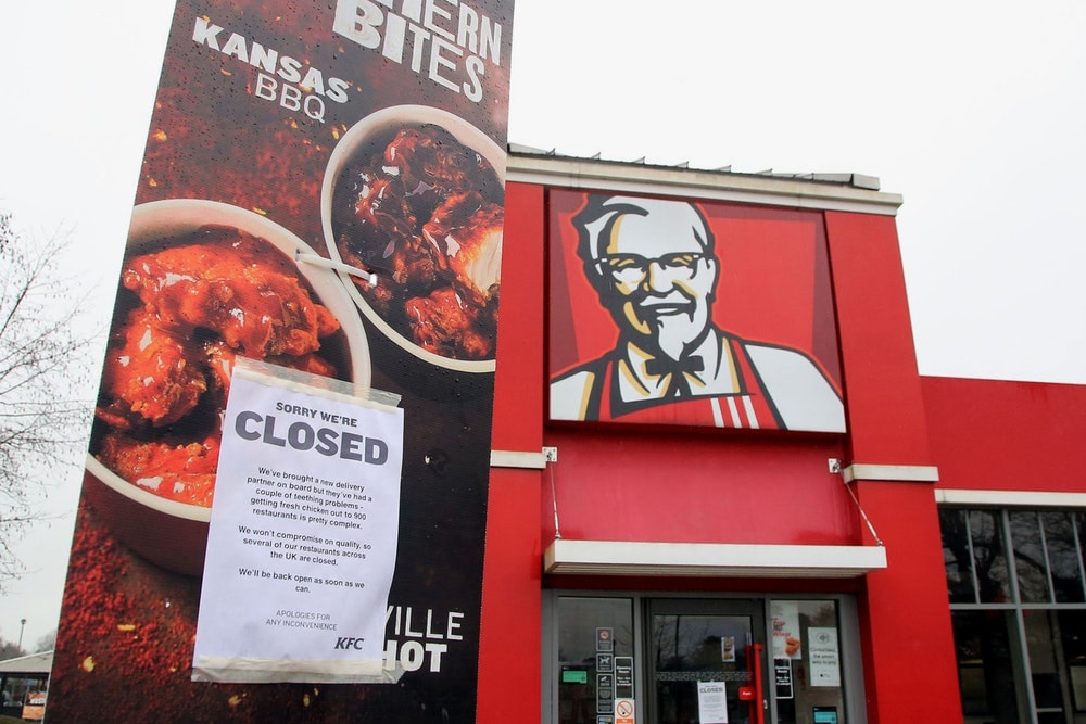 英国 KFC の店舗半数がチキン不足で休業する事態が発生 事の発端はあの大手運送会社「DHL」が関係している模様  McDonald’s マクドナルド Subway サブウェイ KFC ケンタッキーフライドチキン Bidvest DHL チキン不足 閉店 休業 HYPEBEAST ハイプビースト