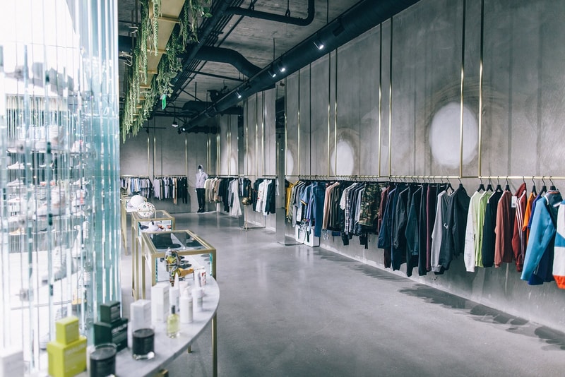 KITH がロサンゼルスにオープンした新店舗の店内をご紹介 NBAのオールスターウィークエンドにまたひとつスニーカーヘッズの天国が誕生 日本での認知度も高いRonnie Fieg(ロニー・ファイグ)主宰の『KITH(キス)』がそのテリトリーをさらに拡大すべく、4店舗目となる西海岸初の旗艦店をロサンゼルスにオープンした。「Snarkitecture」にデザイン協力を依頼した325㎡のスペースには200足ものAir Jordan 6が天井から吊るされ、ガラス張りのセクションにはスニーカーを豊富にディスプレイ。もちろん、店内には『KITH Treats』も併設されているので、お買い物がてらシリアルバーにも足を運びたい。また、1階には特別なギャラリーゾーンも用意されているので、今後はアーティストを招聘したインスタレーションの開催も予定されている。 是非、上のフォトギャラリーから『KITH Los Angeles』の店内を覗いてみてほしい。ちなみに、『KITH Treats Tokyo』オープン時に敢行したRonnieのインタビューは見逃してない?