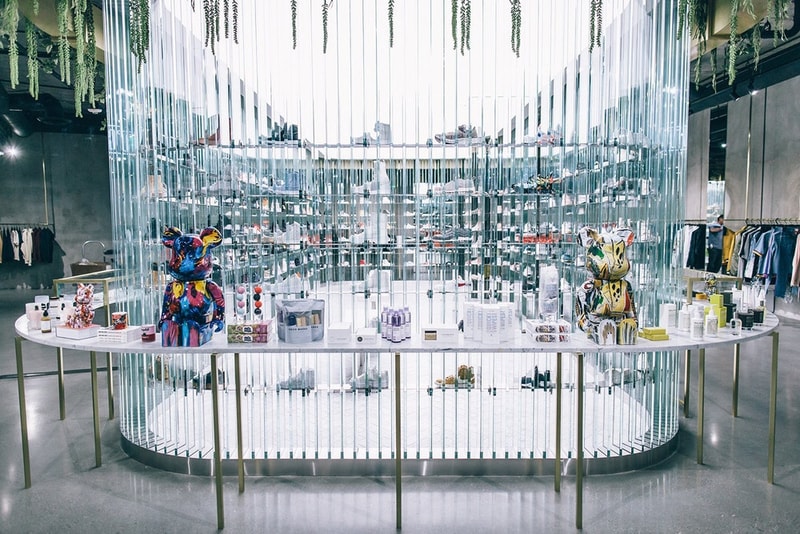KITH がロサンゼルスにオープンした新店舗の店内をご紹介 NBAのオールスターウィークエンドにまたひとつスニーカーヘッズの天国が誕生 日本での認知度も高いRonnie Fieg(ロニー・ファイグ)主宰の『KITH(キス)』がそのテリトリーをさらに拡大すべく、4店舗目となる西海岸初の旗艦店をロサンゼルスにオープンした。「Snarkitecture」にデザイン協力を依頼した325㎡のスペースには200足ものAir Jordan 6が天井から吊るされ、ガラス張りのセクションにはスニーカーを豊富にディスプレイ。もちろん、店内には『KITH Treats』も併設されているので、お買い物がてらシリアルバーにも足を運びたい。また、1階には特別なギャラリーゾーンも用意されているので、今後はアーティストを招聘したインスタレーションの開催も予定されている。 是非、上のフォトギャラリーから『KITH Los Angeles』の店内を覗いてみてほしい。ちなみに、『KITH Treats Tokyo』オープン時に敢行したRonnieのインタビューは見逃してない?