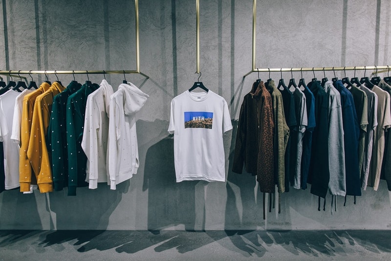 KITH がロサンゼルスにオープンした新店舗の店内をご紹介 NBAのオールスターウィークエンドにまたひとつスニーカーヘッズの天国が誕生 日本での認知度も高いRonnie Fieg(ロニー・ファイグ)主宰の『KITH(キス)』がそのテリトリーをさらに拡大すべく、4店舗目となる西海岸初の旗艦店をロサンゼルスにオープンした。「Snarkitecture」にデザイン協力を依頼した325㎡のスペースには200足ものAir Jordan 6が天井から吊るされ、ガラス張りのセクションにはスニーカーを豊富にディスプレイ。もちろん、店内には『KITH Treats』も併設されているので、お買い物がてらシリアルバーにも足を運びたい。また、1階には特別なギャラリーゾーンも用意されているので、今後はアーティストを招聘したインスタレーションの開催も予定されている。 是非、上のフォトギャラリーから『KITH Los Angeles』の店内を覗いてみてほしい。ちなみに、『KITH Treats Tokyo』オープン時に敢行したRonnieのインタビューは見逃してない?