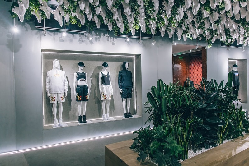 KITH がロサンゼルスにオープンした新店舗の店内をご紹介 NBAのオールスターウィークエンドにまたひとつスニーカーヘッズの天国が誕生 日本での認知度も高いRonnie Fieg(ロニー・ファイグ)主宰の『KITH(キス)』がそのテリトリーをさらに拡大すべく、4店舗目となる西海岸初の旗艦店をロサンゼルスにオープンした。「Snarkitecture」にデザイン協力を依頼した325㎡のスペースには200足ものAir Jordan 6が天井から吊るされ、ガラス張りのセクションにはスニーカーを豊富にディスプレイ。もちろん、店内には『KITH Treats』も併設されているので、お買い物がてらシリアルバーにも足を運びたい。また、1階には特別なギャラリーゾーンも用意されているので、今後はアーティストを招聘したインスタレーションの開催も予定されている。 是非、上のフォトギャラリーから『KITH Los Angeles』の店内を覗いてみてほしい。ちなみに、『KITH Treats Tokyo』オープン時に敢行したRonnieのインタビューは見逃してない?