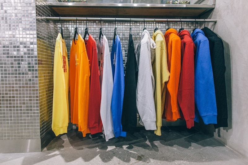 KITH がロサンゼルスにオープンした新店舗の店内をご紹介 NBAのオールスターウィークエンドにまたひとつスニーカーヘッズの天国が誕生 日本での認知度も高いRonnie Fieg(ロニー・ファイグ)主宰の『KITH(キス)』がそのテリトリーをさらに拡大すべく、4店舗目となる西海岸初の旗艦店をロサンゼルスにオープンした。「Snarkitecture」にデザイン協力を依頼した325㎡のスペースには200足ものAir Jordan 6が天井から吊るされ、ガラス張りのセクションにはスニーカーを豊富にディスプレイ。もちろん、店内には『KITH Treats』も併設されているので、お買い物がてらシリアルバーにも足を運びたい。また、1階には特別なギャラリーゾーンも用意されているので、今後はアーティストを招聘したインスタレーションの開催も予定されている。 是非、上のフォトギャラリーから『KITH Los Angeles』の店内を覗いてみてほしい。ちなみに、『KITH Treats Tokyo』オープン時に敢行したRonnieのインタビューは見逃してない?