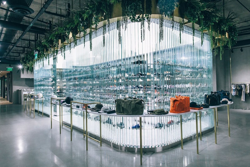 KITH がロサンゼルスにオープンした新店舗の店内をご紹介 NBAのオールスターウィークエンドにまたひとつスニーカーヘッズの天国が誕生 日本での認知度も高いRonnie Fieg(ロニー・ファイグ)主宰の『KITH(キス)』がそのテリトリーをさらに拡大すべく、4店舗目となる西海岸初の旗艦店をロサンゼルスにオープンした。「Snarkitecture」にデザイン協力を依頼した325㎡のスペースには200足ものAir Jordan 6が天井から吊るされ、ガラス張りのセクションにはスニーカーを豊富にディスプレイ。もちろん、店内には『KITH Treats』も併設されているので、お買い物がてらシリアルバーにも足を運びたい。また、1階には特別なギャラリーゾーンも用意されているので、今後はアーティストを招聘したインスタレーションの開催も予定されている。 是非、上のフォトギャラリーから『KITH Los Angeles』の店内を覗いてみてほしい。ちなみに、『KITH Treats Tokyo』オープン時に敢行したRonnieのインタビューは見逃してない?