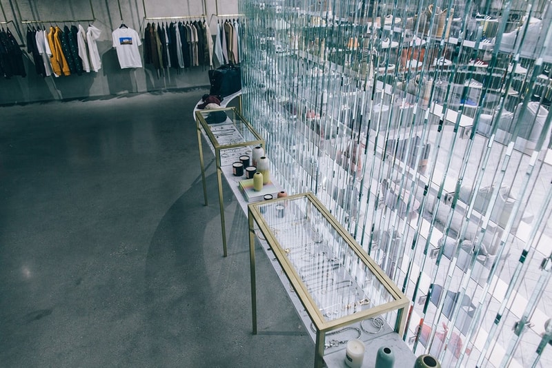 KITH がロサンゼルスにオープンした新店舗の店内をご紹介 NBAのオールスターウィークエンドにまたひとつスニーカーヘッズの天国が誕生 日本での認知度も高いRonnie Fieg(ロニー・ファイグ)主宰の『KITH(キス)』がそのテリトリーをさらに拡大すべく、4店舗目となる西海岸初の旗艦店をロサンゼルスにオープンした。「Snarkitecture」にデザイン協力を依頼した325㎡のスペースには200足ものAir Jordan 6が天井から吊るされ、ガラス張りのセクションにはスニーカーを豊富にディスプレイ。もちろん、店内には『KITH Treats』も併設されているので、お買い物がてらシリアルバーにも足を運びたい。また、1階には特別なギャラリーゾーンも用意されているので、今後はアーティストを招聘したインスタレーションの開催も予定されている。 是非、上のフォトギャラリーから『KITH Los Angeles』の店内を覗いてみてほしい。ちなみに、『KITH Treats Tokyo』オープン時に敢行したRonnieのインタビューは見逃してない?