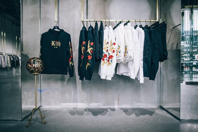 KITH がロサンゼルスにオープンした新店舗の店内をご紹介 NBAのオールスターウィークエンドにまたひとつスニーカーヘッズの天国が誕生 日本での認知度も高いRonnie Fieg(ロニー・ファイグ)主宰の『KITH(キス)』がそのテリトリーをさらに拡大すべく、4店舗目となる西海岸初の旗艦店をロサンゼルスにオープンした。「Snarkitecture」にデザイン協力を依頼した325㎡のスペースには200足ものAir Jordan 6が天井から吊るされ、ガラス張りのセクションにはスニーカーを豊富にディスプレイ。もちろん、店内には『KITH Treats』も併設されているので、お買い物がてらシリアルバーにも足を運びたい。また、1階には特別なギャラリーゾーンも用意されているので、今後はアーティストを招聘したインスタレーションの開催も予定されている。 是非、上のフォトギャラリーから『KITH Los Angeles』の店内を覗いてみてほしい。ちなみに、『KITH Treats Tokyo』オープン時に敢行したRonnieのインタビューは見逃してない?