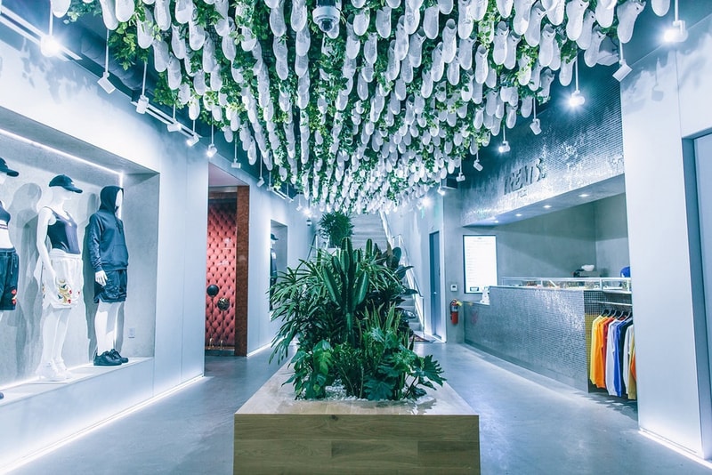 KITH がロサンゼルスにオープンした新店舗の店内をご紹介 NBAのオールスターウィークエンドにまたひとつスニーカーヘッズの天国が誕生 日本での認知度も高いRonnie Fieg(ロニー・ファイグ)主宰の『KITH(キス)』がそのテリトリーをさらに拡大すべく、4店舗目となる西海岸初の旗艦店をロサンゼルスにオープンした。「Snarkitecture」にデザイン協力を依頼した325㎡のスペースには200足ものAir Jordan 6が天井から吊るされ、ガラス張りのセクションにはスニーカーを豊富にディスプレイ。もちろん、店内には『KITH Treats』も併設されているので、お買い物がてらシリアルバーにも足を運びたい。また、1階には特別なギャラリーゾーンも用意されているので、今後はアーティストを招聘したインスタレーションの開催も予定されている。 是非、上のフォトギャラリーから『KITH Los Angeles』の店内を覗いてみてほしい。ちなみに、『KITH Treats Tokyo』オープン時に敢行したRonnieのインタビューは見逃してない?