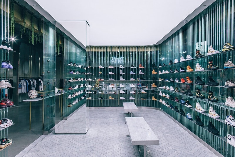 KITH がロサンゼルスにオープンした新店舗の店内をご紹介 NBAのオールスターウィークエンドにまたひとつスニーカーヘッズの天国が誕生 日本での認知度も高いRonnie Fieg(ロニー・ファイグ)主宰の『KITH(キス)』がそのテリトリーをさらに拡大すべく、4店舗目となる西海岸初の旗艦店をロサンゼルスにオープンした。「Snarkitecture」にデザイン協力を依頼した325㎡のスペースには200足ものAir Jordan 6が天井から吊るされ、ガラス張りのセクションにはスニーカーを豊富にディスプレイ。もちろん、店内には『KITH Treats』も併設されているので、お買い物がてらシリアルバーにも足を運びたい。また、1階には特別なギャラリーゾーンも用意されているので、今後はアーティストを招聘したインスタレーションの開催も予定されている。 是非、上のフォトギャラリーから『KITH Los Angeles』の店内を覗いてみてほしい。ちなみに、『KITH Treats Tokyo』オープン時に敢行したRonnieのインタビューは見逃してない?
