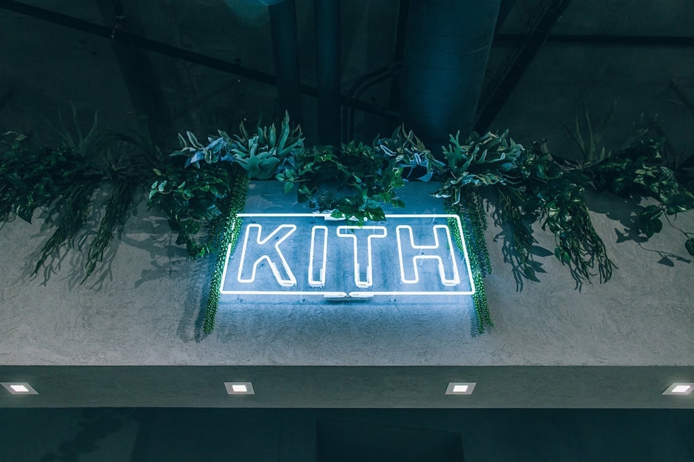KITH がロサンゼルスにオープンした新店舗の店内をご紹介 NBAのオールスターウィークエンドにまたひとつスニーカーヘッズの天国が誕生 日本での認知度も高いRonnie Fieg（ロニー・ファイグ）主宰の『KITH（キス）』がそのテリトリーをさらに拡大すべく、4店舗目となる西海岸初の旗艦店をロサンゼルスにオープンした。「Snarkitecture」にデザイン協力を依頼した325㎡のスペースには200足ものAir Jordan 6が天井から吊るされ、ガラス張りのセクションにはスニーカーを豊富にディスプレイ。もちろん、店内には『KITH Treats』も併設されているので、お買い物がてらシリアルバーにも足を運びたい。また、1階には特別なギャラリーゾーンも用意されているので、今後はアーティストを招聘したインスタレーションの開催も予定されている。  是非、上のフォトギャラリーから『KITH Los Angeles』の店内を覗いてみてほしい。ちなみに、『KITH Treats Tokyo』オープン時に敢行したRonnieのインタビューは見逃してない？