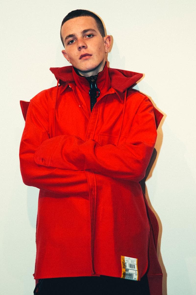 過去の作品を再解釈し新たな息吹を宿した Maison MIHARA YASUHIRO 2018年秋冬コレクション 変形トレンチコートを筆頭に現代のファッションシーンでもひと際異彩を放つ個性派アイテムが多数ラインアップ 多摩美術大学 シューズデザイナー 三原康裕 Maison MIHARA YASUHIRO メゾン ミハラヤスヒロ プロトタイプ Proto-Type 高橋ラムダ スタイリング 失敗作 分解/再解釈 ねじれのディテール アームホール 変形トレンチコート デニムジャケット リバーシブル仕様のキルティングコート レイヤード風 レザージャケット Converse コンバース ChuckTaylor HYPEBEAST ハイプビースト