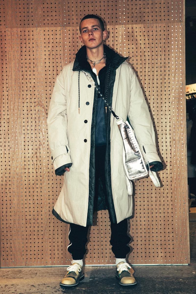 過去の作品を再解釈し新たな息吹を宿した Maison MIHARA YASUHIRO 2018年秋冬コレクション 変形トレンチコートを筆頭に現代のファッションシーンでもひと際異彩を放つ個性派アイテムが多数ラインアップ 多摩美術大学 シューズデザイナー 三原康裕 Maison MIHARA YASUHIRO メゾン ミハラヤスヒロ プロトタイプ Proto-Type 高橋ラムダ スタイリング 失敗作 分解/再解釈 ねじれのディテール アームホール 変形トレンチコート デニムジャケット リバーシブル仕様のキルティングコート レイヤード風 レザージャケット Converse コンバース ChuckTaylor HYPEBEAST ハイプビースト