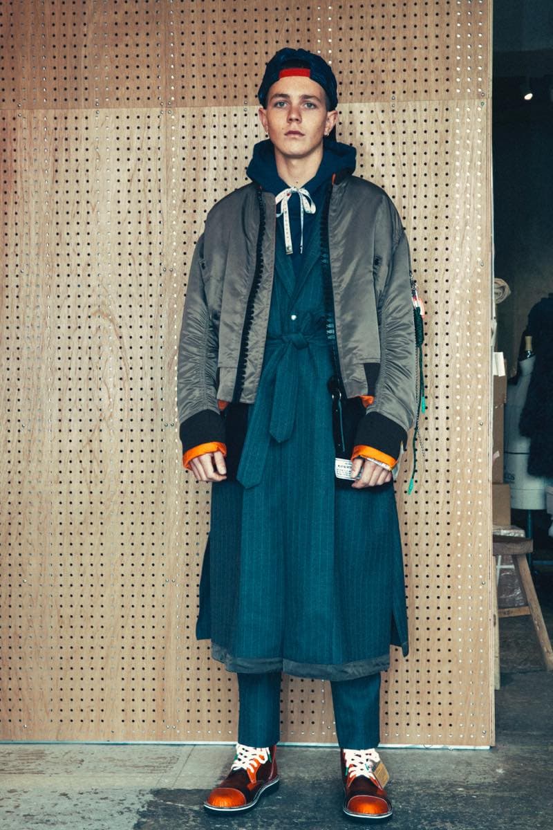 過去の作品を再解釈し新たな息吹を宿した Maison MIHARA YASUHIRO 2018年秋冬コレクション 変形トレンチコートを筆頭に現代のファッションシーンでもひと際異彩を放つ個性派アイテムが多数ラインアップ 多摩美術大学 シューズデザイナー 三原康裕 Maison MIHARA YASUHIRO メゾン ミハラヤスヒロ プロトタイプ Proto-Type 高橋ラムダ スタイリング 失敗作 分解/再解釈 ねじれのディテール アームホール 変形トレンチコート デニムジャケット リバーシブル仕様のキルティングコート レイヤード風 レザージャケット Converse コンバース ChuckTaylor HYPEBEAST ハイプビースト