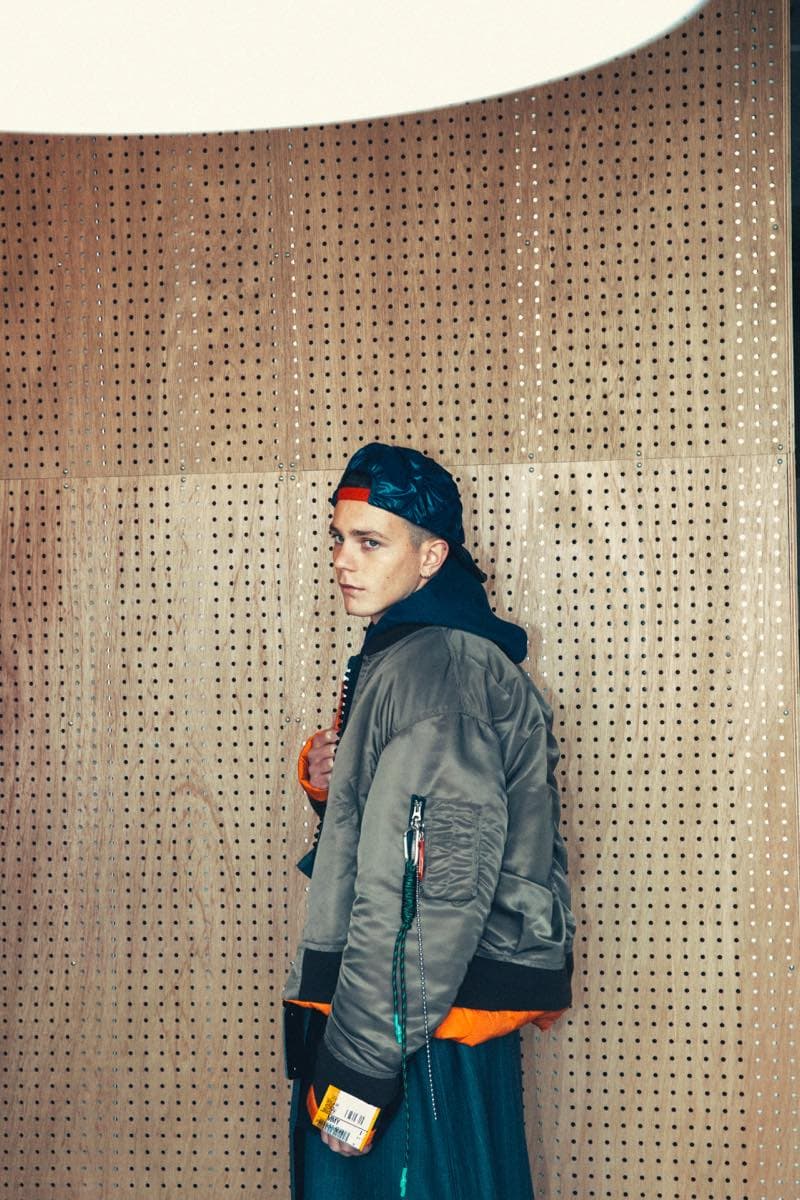 過去の作品を再解釈し新たな息吹を宿した Maison MIHARA YASUHIRO 2018年秋冬コレクション 変形トレンチコートを筆頭に現代のファッションシーンでもひと際異彩を放つ個性派アイテムが多数ラインアップ 多摩美術大学 シューズデザイナー 三原康裕 Maison MIHARA YASUHIRO メゾン ミハラヤスヒロ プロトタイプ Proto-Type 高橋ラムダ スタイリング 失敗作 分解/再解釈 ねじれのディテール アームホール 変形トレンチコート デニムジャケット リバーシブル仕様のキルティングコート レイヤード風 レザージャケット Converse コンバース ChuckTaylor HYPEBEAST ハイプビースト