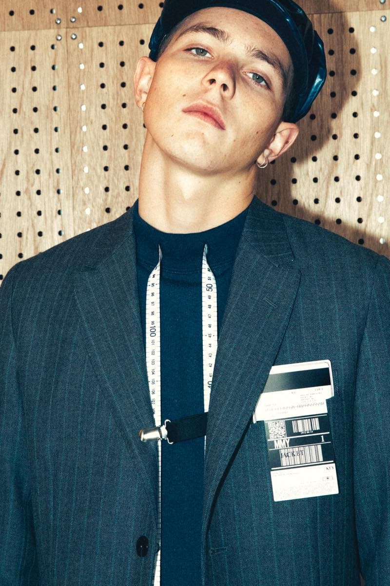 過去の作品を再解釈し新たな息吹を宿した Maison MIHARA YASUHIRO 2018年秋冬コレクション 変形トレンチコートを筆頭に現代のファッションシーンでもひと際異彩を放つ個性派アイテムが多数ラインアップ 多摩美術大学 シューズデザイナー 三原康裕 Maison MIHARA YASUHIRO メゾン ミハラヤスヒロ プロトタイプ Proto-Type 高橋ラムダ スタイリング 失敗作 分解/再解釈 ねじれのディテール アームホール 変形トレンチコート デニムジャケット リバーシブル仕様のキルティングコート レイヤード風 レザージャケット Converse コンバース ChuckTaylor HYPEBEAST ハイプビースト