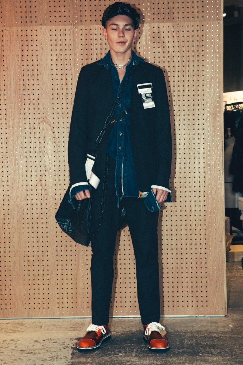 過去の作品を再解釈し新たな息吹を宿した Maison MIHARA YASUHIRO 2018年秋冬コレクション 変形トレンチコートを筆頭に現代のファッションシーンでもひと際異彩を放つ個性派アイテムが多数ラインアップ 多摩美術大学 シューズデザイナー 三原康裕 Maison MIHARA YASUHIRO メゾン ミハラヤスヒロ プロトタイプ Proto-Type 高橋ラムダ スタイリング 失敗作 分解/再解釈 ねじれのディテール アームホール 変形トレンチコート デニムジャケット リバーシブル仕様のキルティングコート レイヤード風 レザージャケット Converse コンバース ChuckTaylor HYPEBEAST ハイプビースト