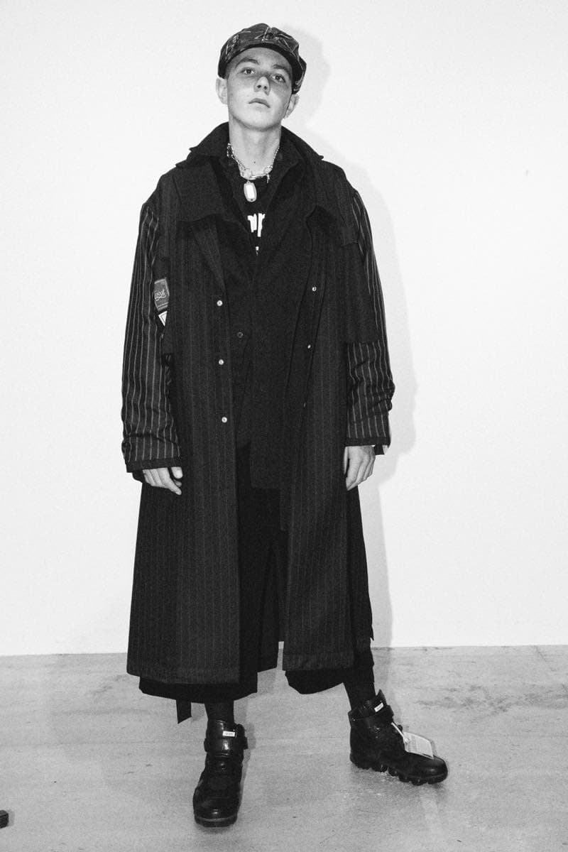 過去の作品を再解釈し新たな息吹を宿した Maison MIHARA YASUHIRO 2018年秋冬コレクション 変形トレンチコートを筆頭に現代のファッションシーンでもひと際異彩を放つ個性派アイテムが多数ラインアップ 多摩美術大学 シューズデザイナー 三原康裕 Maison MIHARA YASUHIRO メゾン ミハラヤスヒロ プロトタイプ Proto-Type 高橋ラムダ スタイリング 失敗作 分解/再解釈 ねじれのディテール アームホール 変形トレンチコート デニムジャケット リバーシブル仕様のキルティングコート レイヤード風 レザージャケット Converse コンバース ChuckTaylor HYPEBEAST ハイプビースト