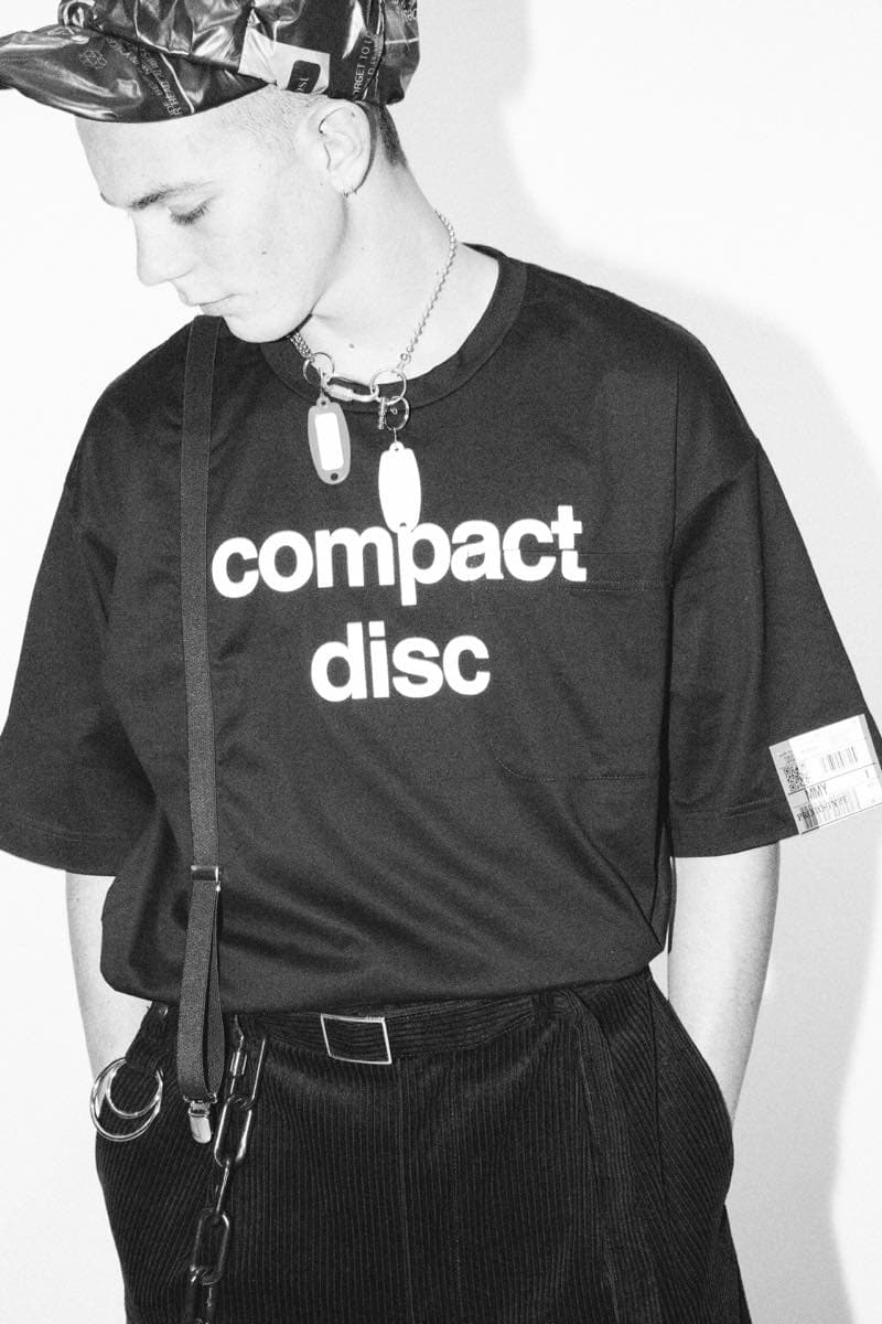 過去の作品を再解釈し新たな息吹を宿した Maison MIHARA YASUHIRO 2018年秋冬コレクション 変形トレンチコートを筆頭に現代のファッションシーンでもひと際異彩を放つ個性派アイテムが多数ラインアップ 多摩美術大学 シューズデザイナー 三原康裕 Maison MIHARA YASUHIRO メゾン ミハラヤスヒロ プロトタイプ Proto-Type 高橋ラムダ スタイリング 失敗作 分解/再解釈 ねじれのディテール アームホール 変形トレンチコート デニムジャケット リバーシブル仕様のキルティングコート レイヤード風 レザージャケット Converse コンバース ChuckTaylor HYPEBEAST ハイプビースト