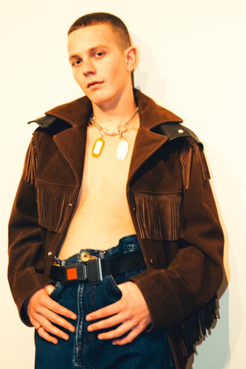 過去の作品を再解釈し新たな息吹を宿した Maison MIHARA YASUHIRO 2018年秋冬コレクション 変形トレンチコートを筆頭に現代のファッションシーンでもひと際異彩を放つ個性派アイテムが多数ラインアップ 多摩美術大学 シューズデザイナー 三原康裕 Maison MIHARA YASUHIRO メゾン ミハラヤスヒロ プロトタイプ Proto-Type 高橋ラムダ スタイリング 失敗作 分解/再解釈 ねじれのディテール アームホール 変形トレンチコート デニムジャケット リバーシブル仕様のキルティングコート レイヤード風 レザージャケット Converse コンバース ChuckTaylor HYPEBEAST ハイプビースト